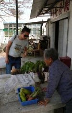 DSCN3707 Haggling for beetroot.jpg