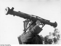 Bundesarchiv_Bild_183-J08361,_Entfernungsmesser_einer_Vierlings-Flak.jpg