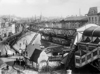 Wuppertal Schwebebahn 1913.jpg