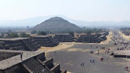 P1060367 red1600 Teotihuacan Pyramid of the Sun ret01.jpg